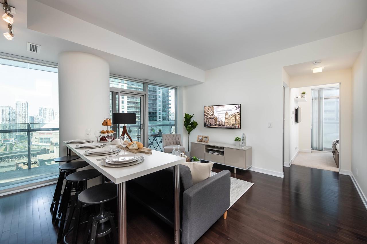 The York Boutique Suites Торонто Экстерьер фото