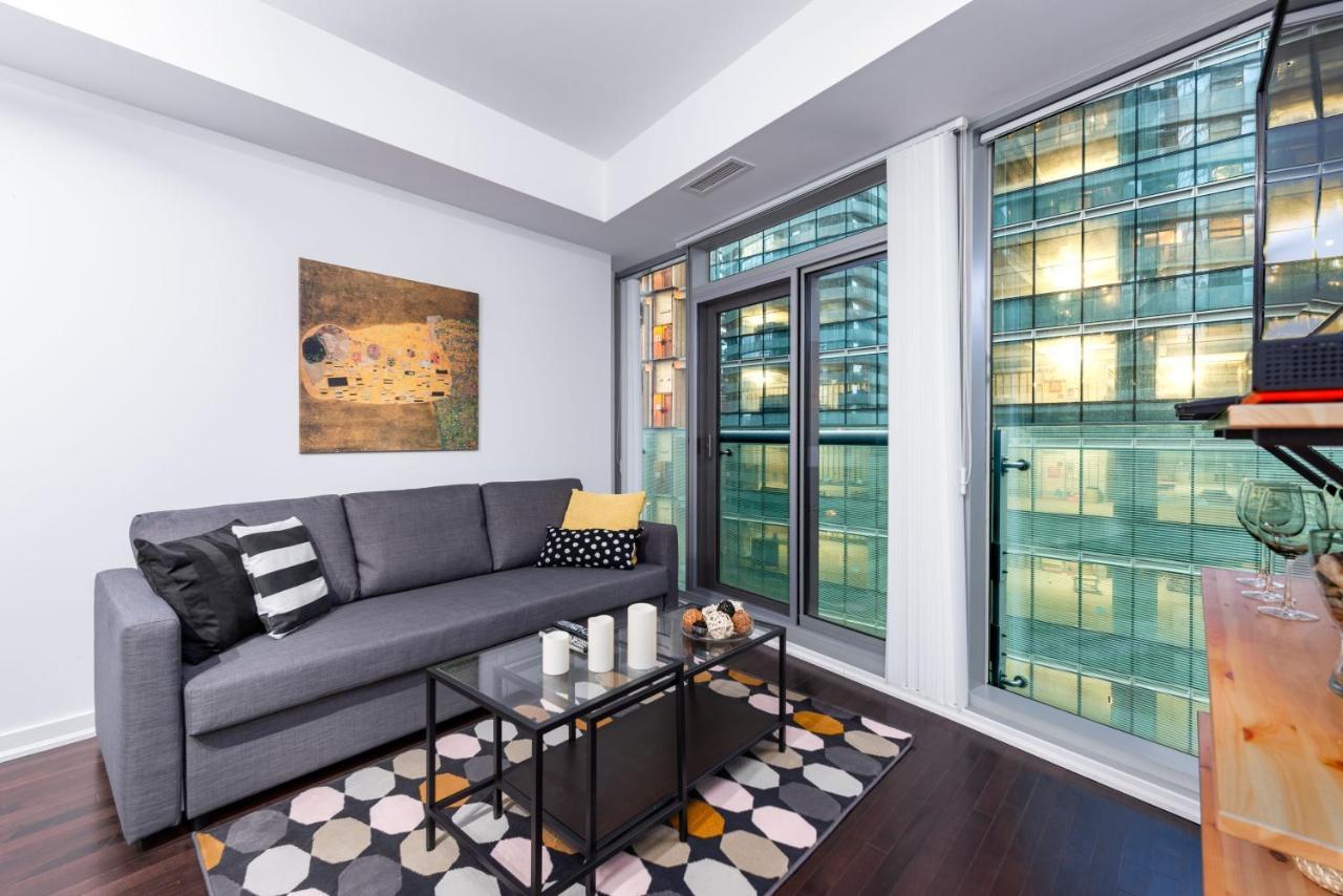 The York Boutique Suites Торонто Экстерьер фото