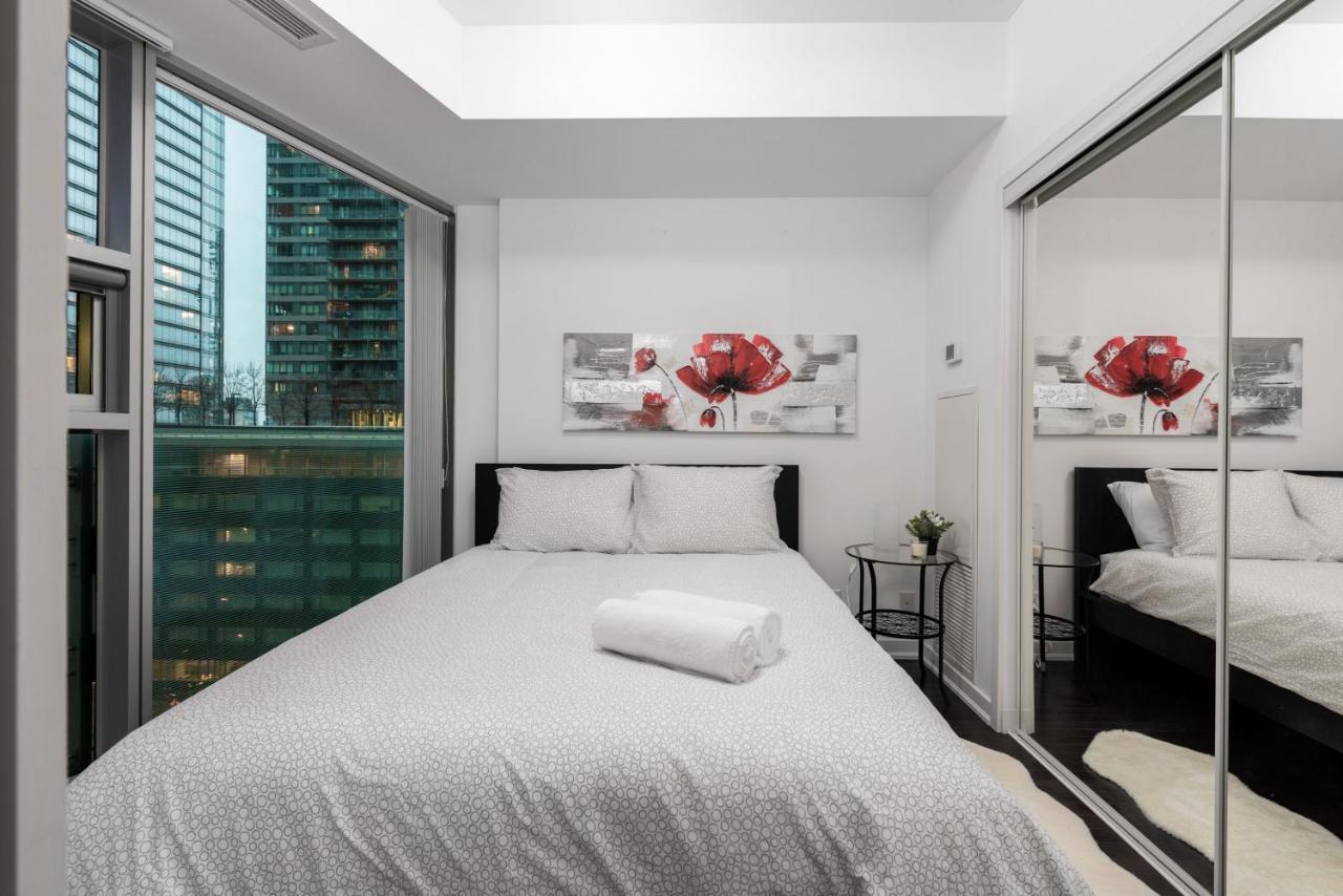 The York Boutique Suites Торонто Экстерьер фото