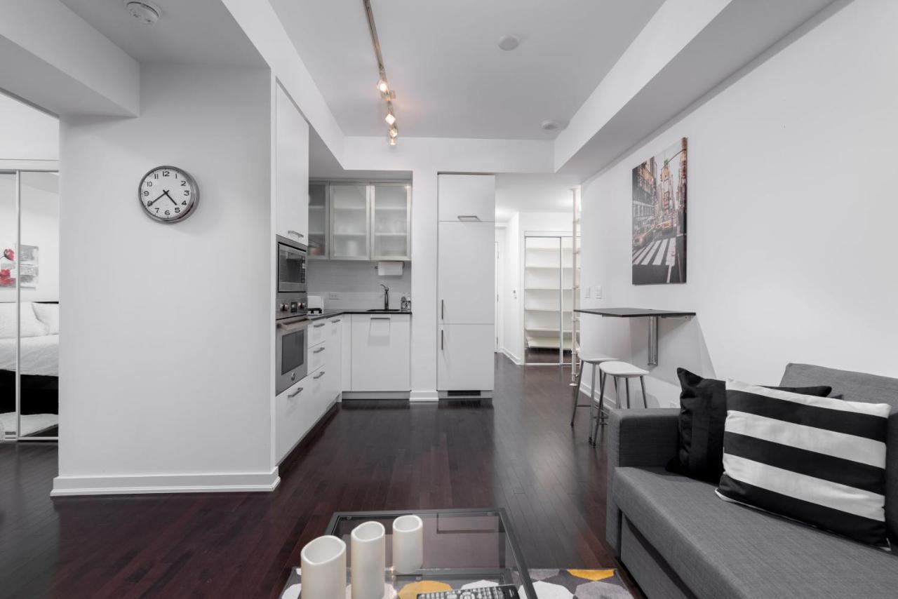 The York Boutique Suites Торонто Экстерьер фото