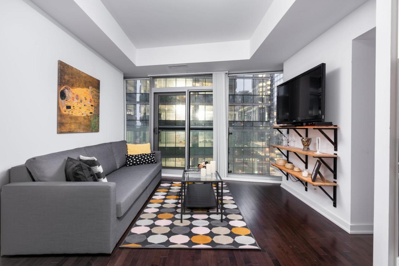 The York Boutique Suites Торонто Экстерьер фото
