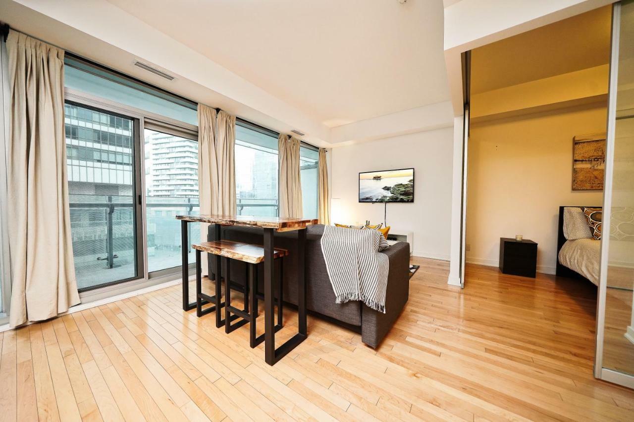 The York Boutique Suites Торонто Экстерьер фото