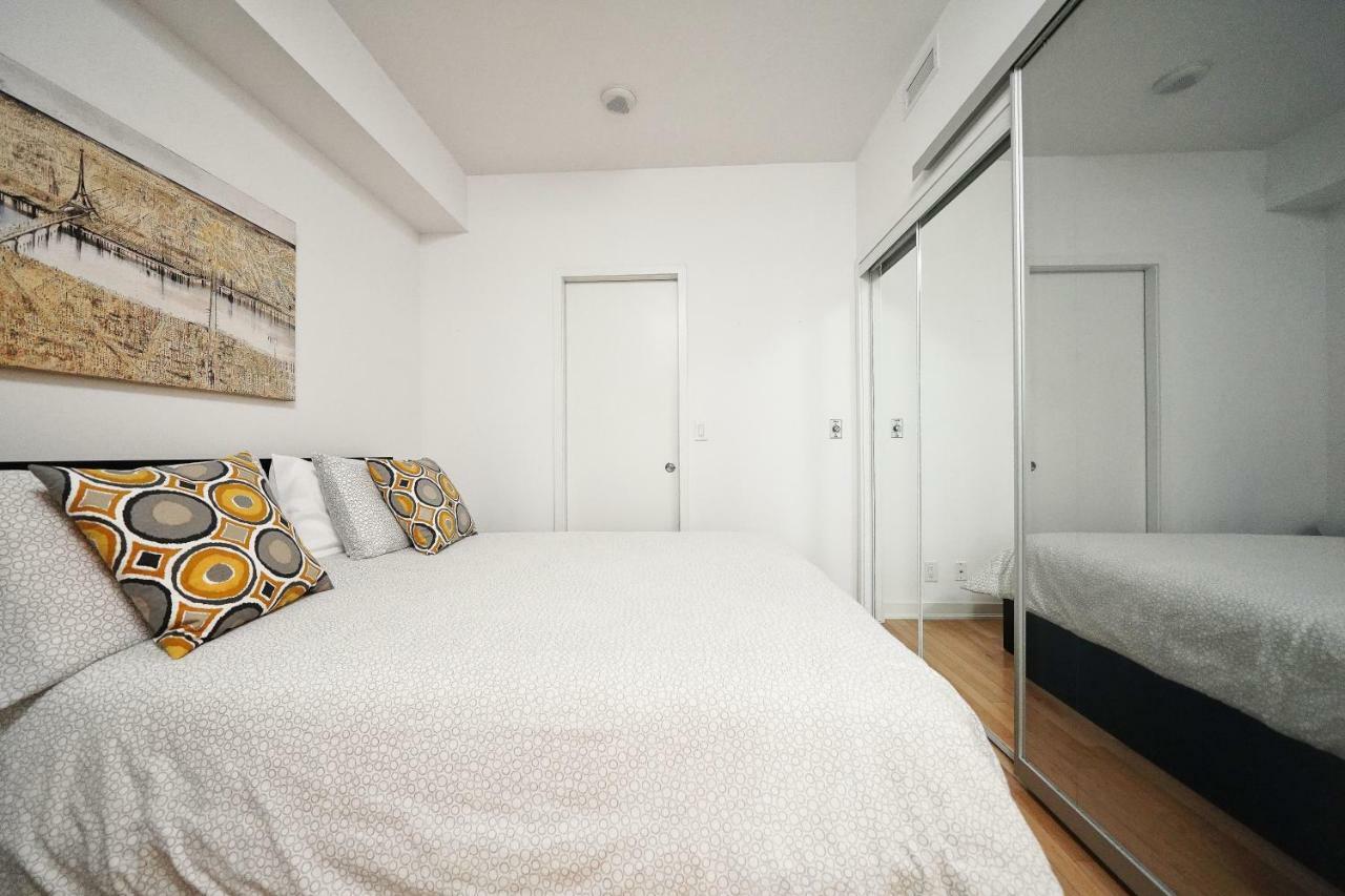 The York Boutique Suites Торонто Экстерьер фото