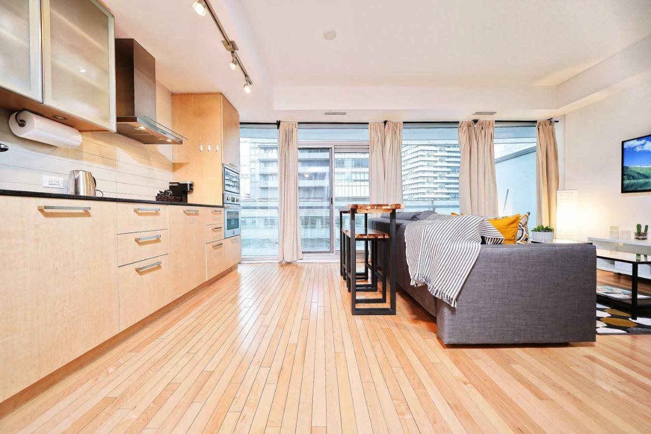 The York Boutique Suites Торонто Экстерьер фото