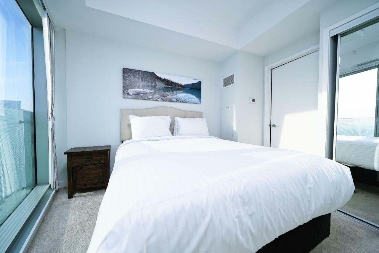 The York Boutique Suites Торонто Экстерьер фото