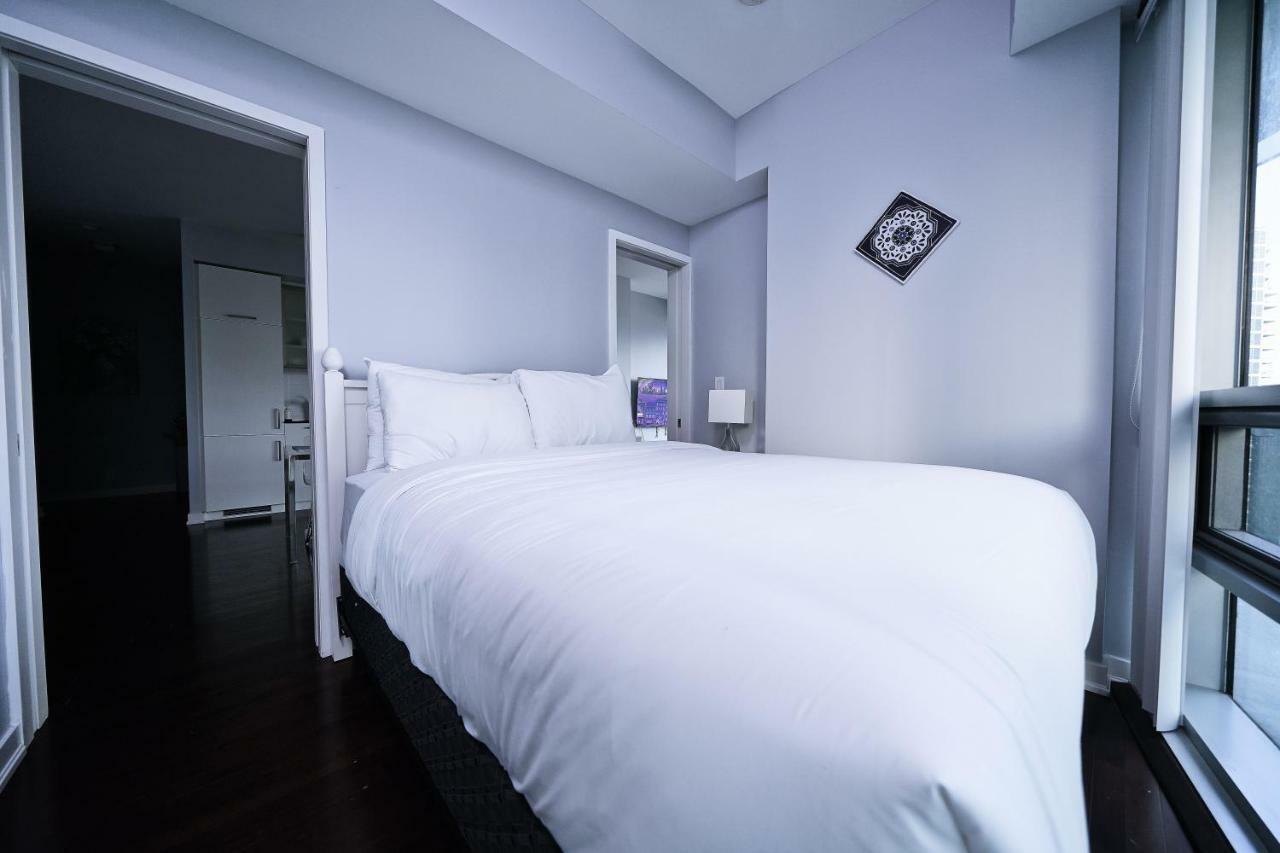 The York Boutique Suites Торонто Экстерьер фото