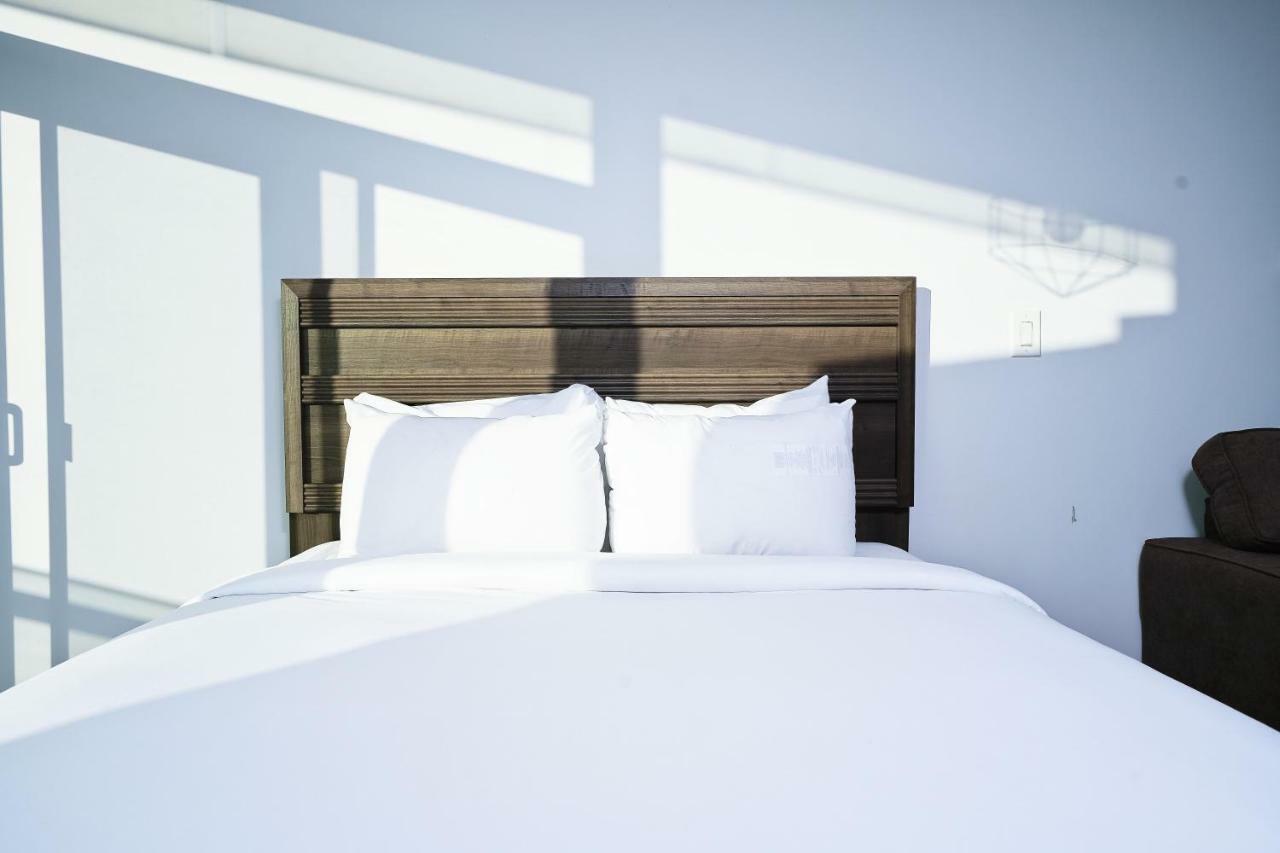 The York Boutique Suites Торонто Экстерьер фото