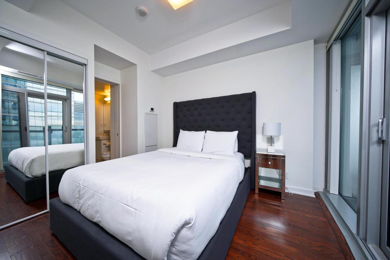 The York Boutique Suites Торонто Экстерьер фото